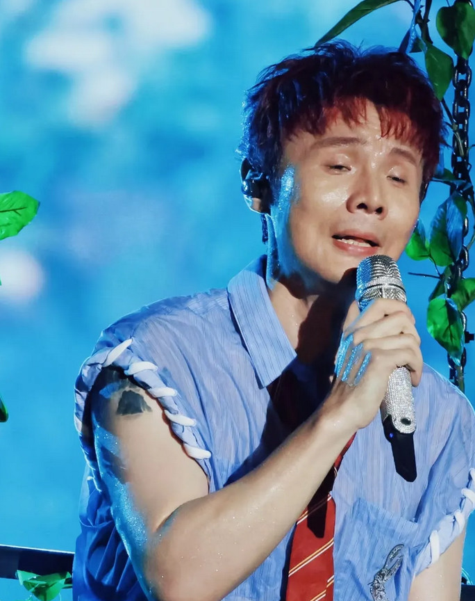 第一次近距离看李荣浩全貌，难怪杨丞琳和他结婚多年没生娃打算。[抠鼻]他这眼睛像开