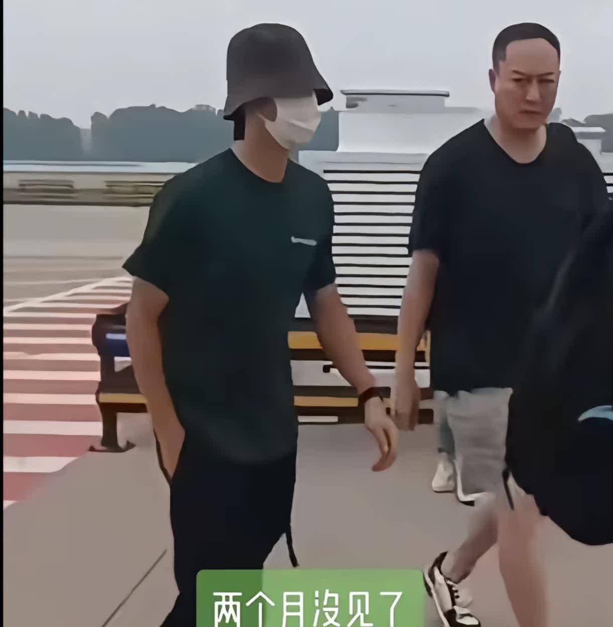 两个月没见一博怎么那么黑了？还我冷白皮崽崽崽崽真的晒黑了好多，两个月没见了交