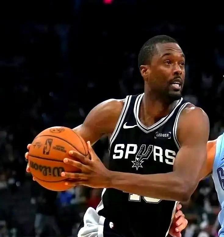 别人笑马刺人傻钱多，我翻开合同第二页就懂了。他们给31岁的巴恩斯第一年砸280