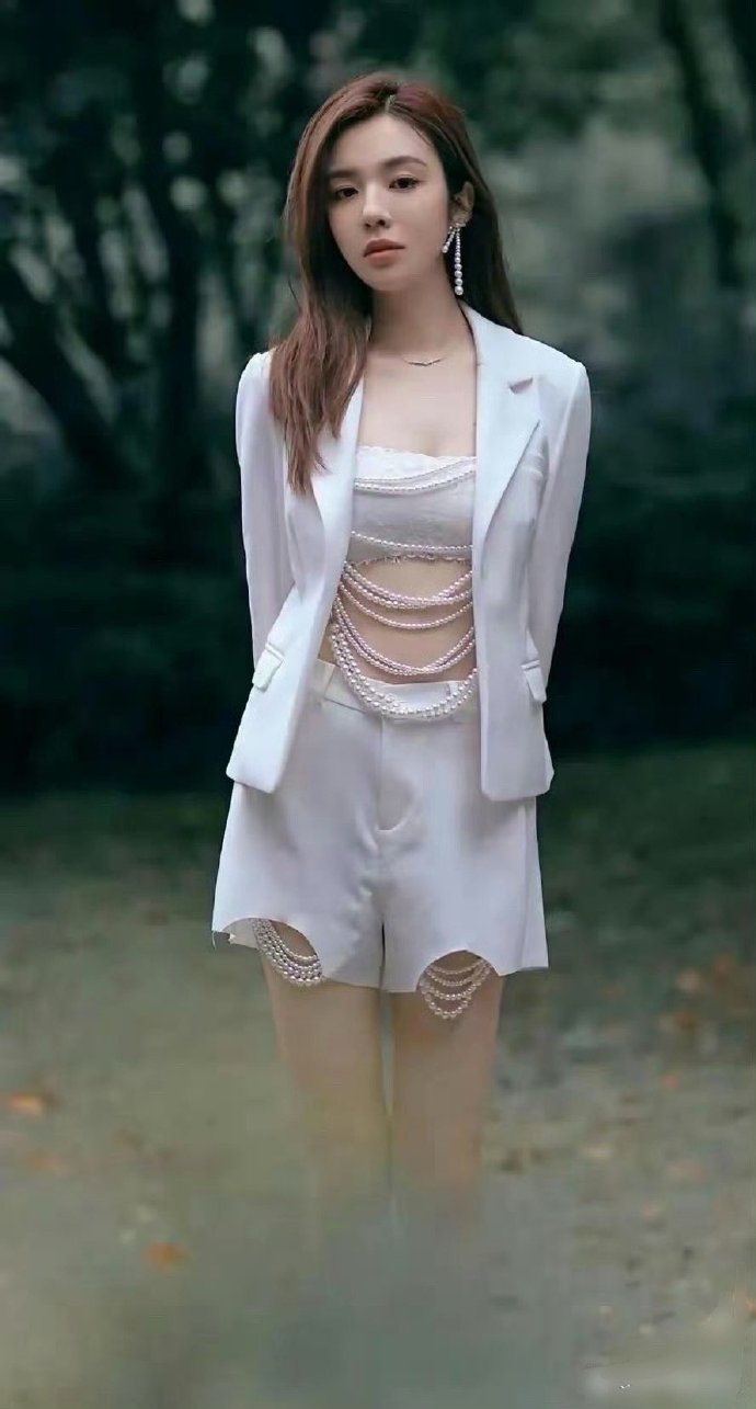 俞灏明捡到宝了，王晓晨纯天然美人，肤白貌美大长腿​​​