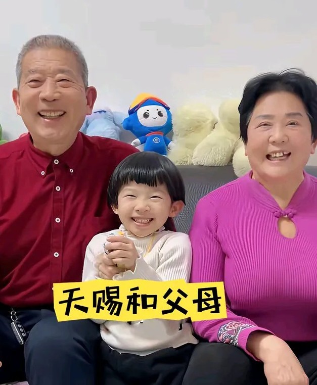 小天赐一家卖了山东枣庄的房子搬到了广西南宁，打算长期在南宁居住生活。小天赐的爸爸