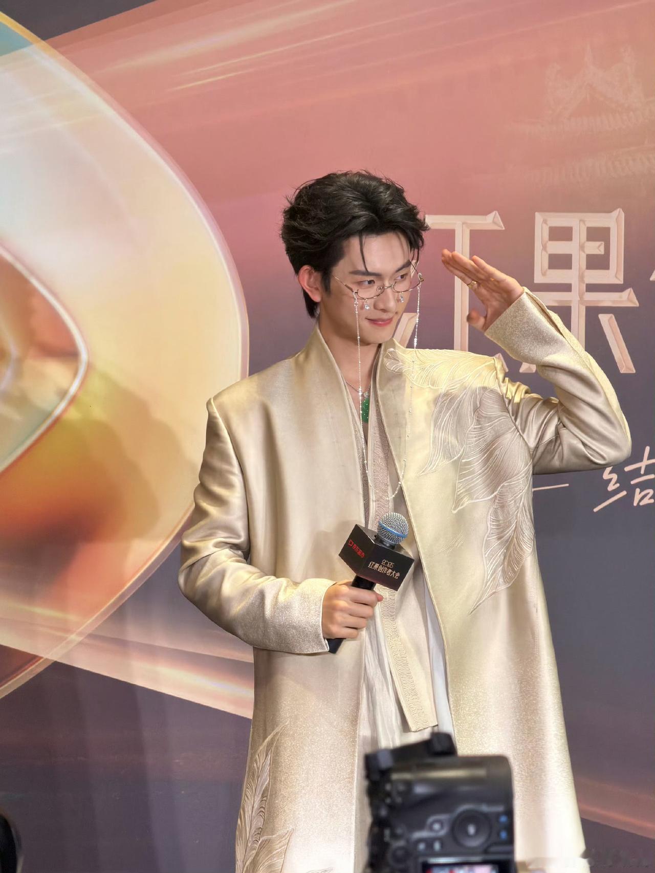 好的红毯主办方是会放大短剧演员美貌的！终于看到一次短剧红毯主办方审美在线的了，