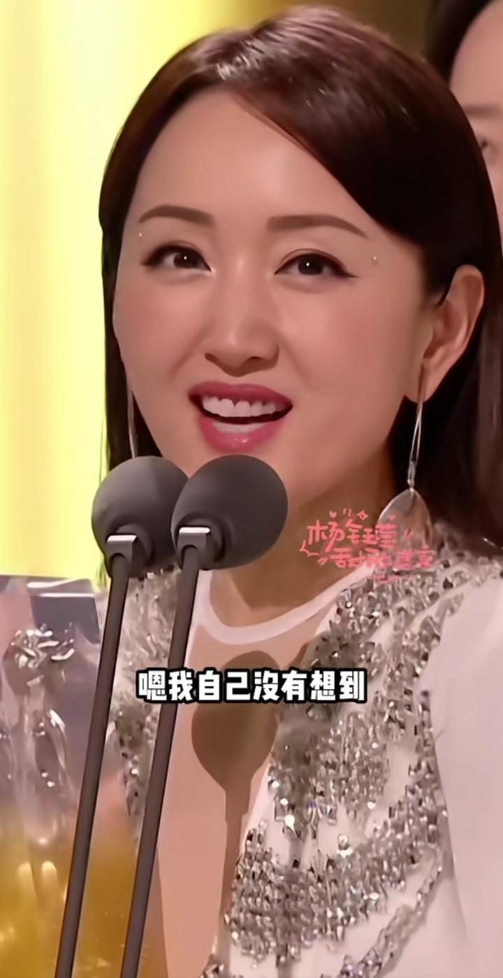 天呐！杨钰莹美到我心巴上了！杨钰莹简直美炸了！她就像时间的宠儿，那精致的五官，