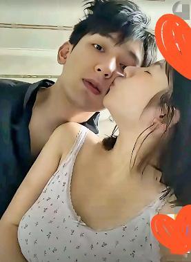 黄一鸣真是够高调的，直接在网上和男友小虞老师秀起了恩爱。从网上热传的居家实拍视