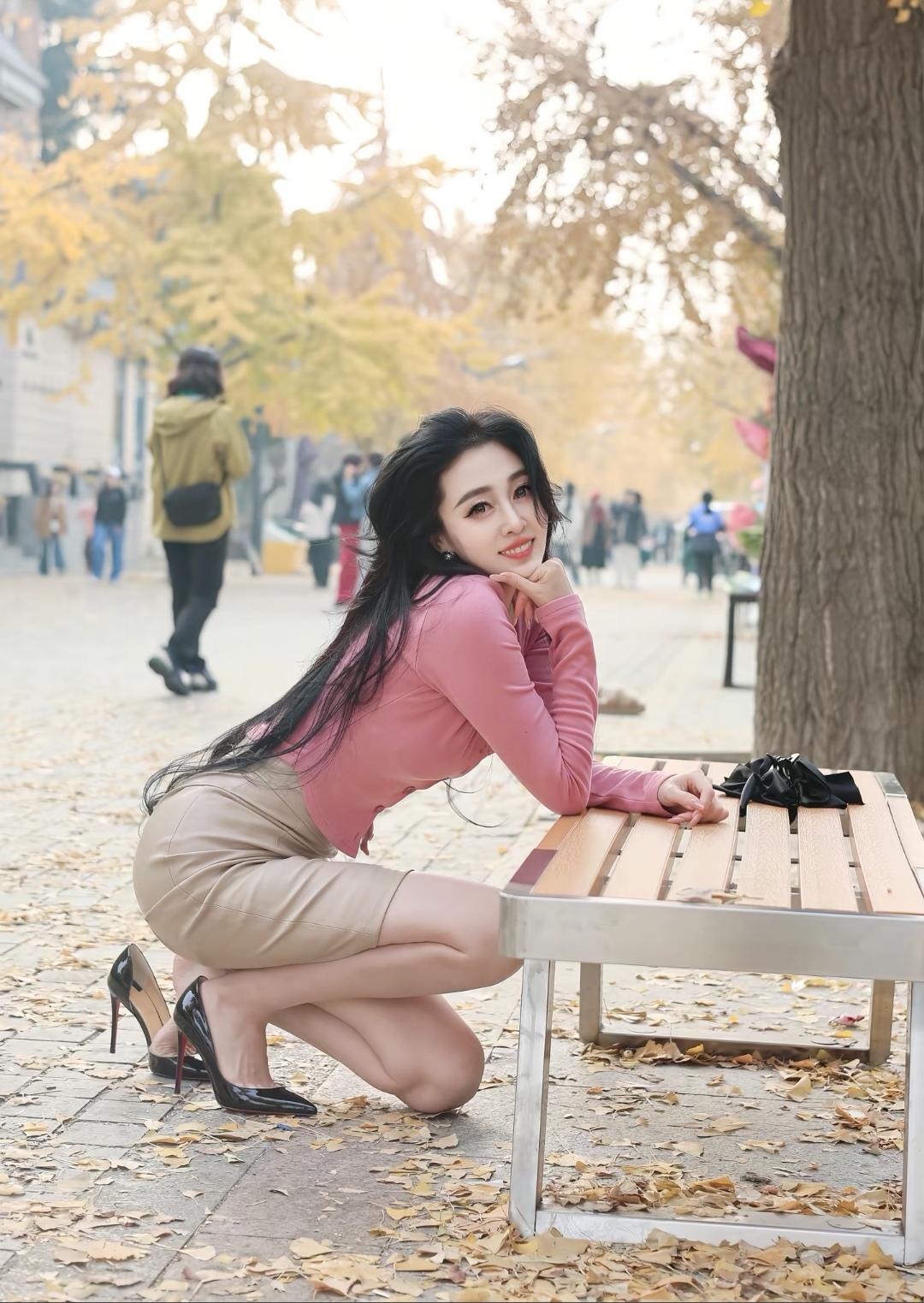 秋风起，落叶舞，美人倚长椅。