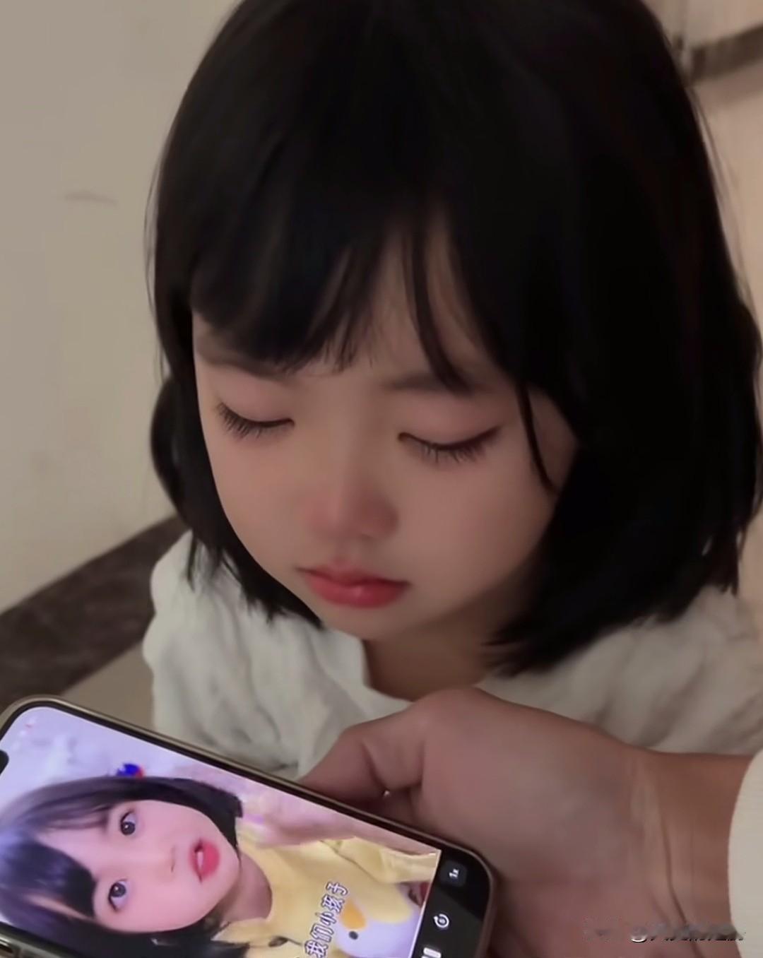 刚看了一个视频，一个小女孩一直哭闹，哭了半个多小时，她爸一直不哄她，一直让她哭，