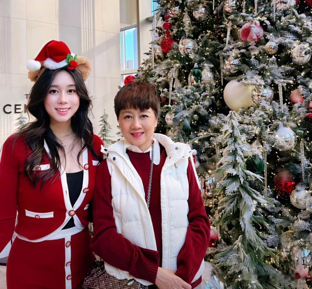 何超欣晒和妈妈嫂子过圣诞的照片。奚梦瑶太漂亮了。