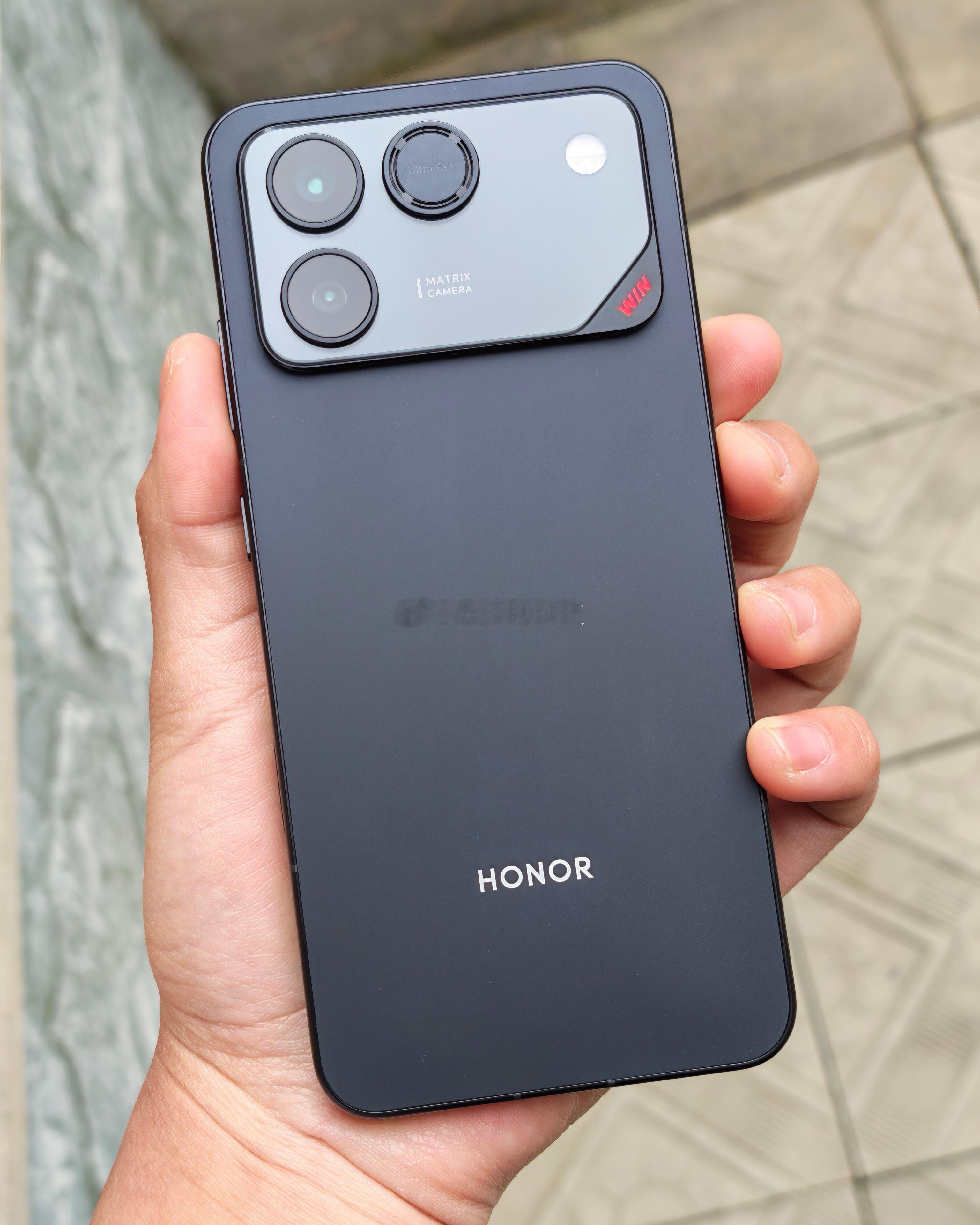 荣耀新机首月销量破40万台风扇会成为高端性能手机标配吗万万没想到，缺货这么严重，