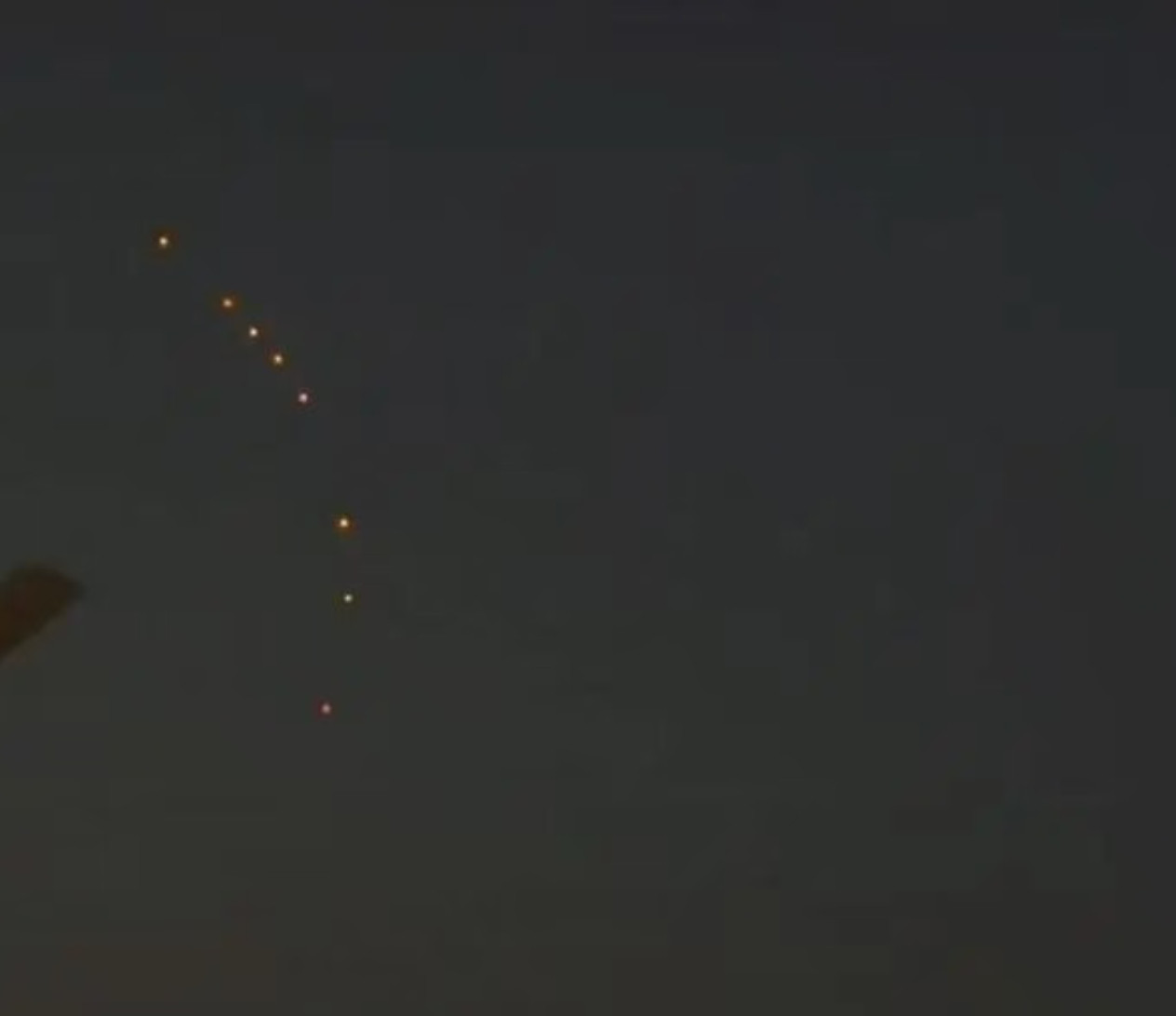【#河南一地上空疑似出现不明飞行物#，目击者：静止悬停空中，持续时间约半分钟】9