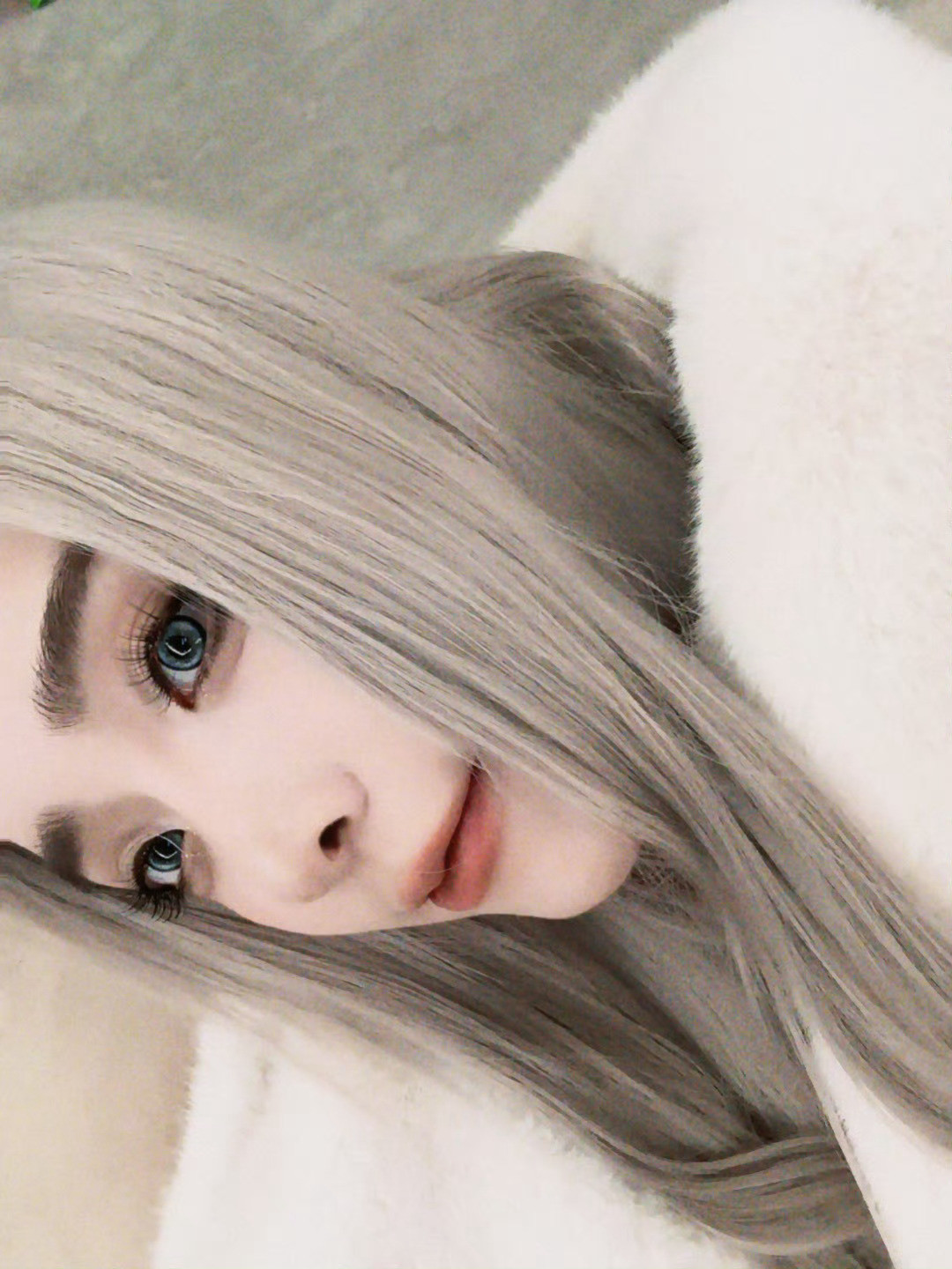 阿姨新皮肤！又是羡慕的管哥的一天管哥太有福了，余霜更博晒全新银发造型余霜2025