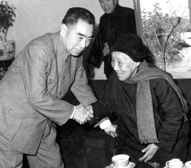 民国时期，有人敢当面指着蒋介石的鼻子骂他是个闹钟，还敢当众大嘴巴子猛抽汪精卫的老