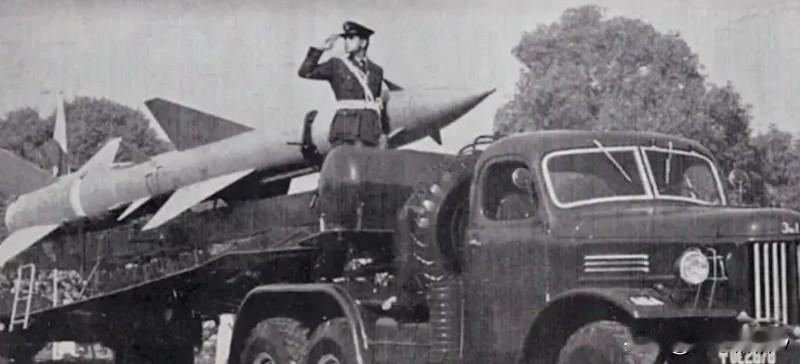 1964-1972年间新德里军队从苏联收到了25套萨姆-2防空导弹发射装置和64