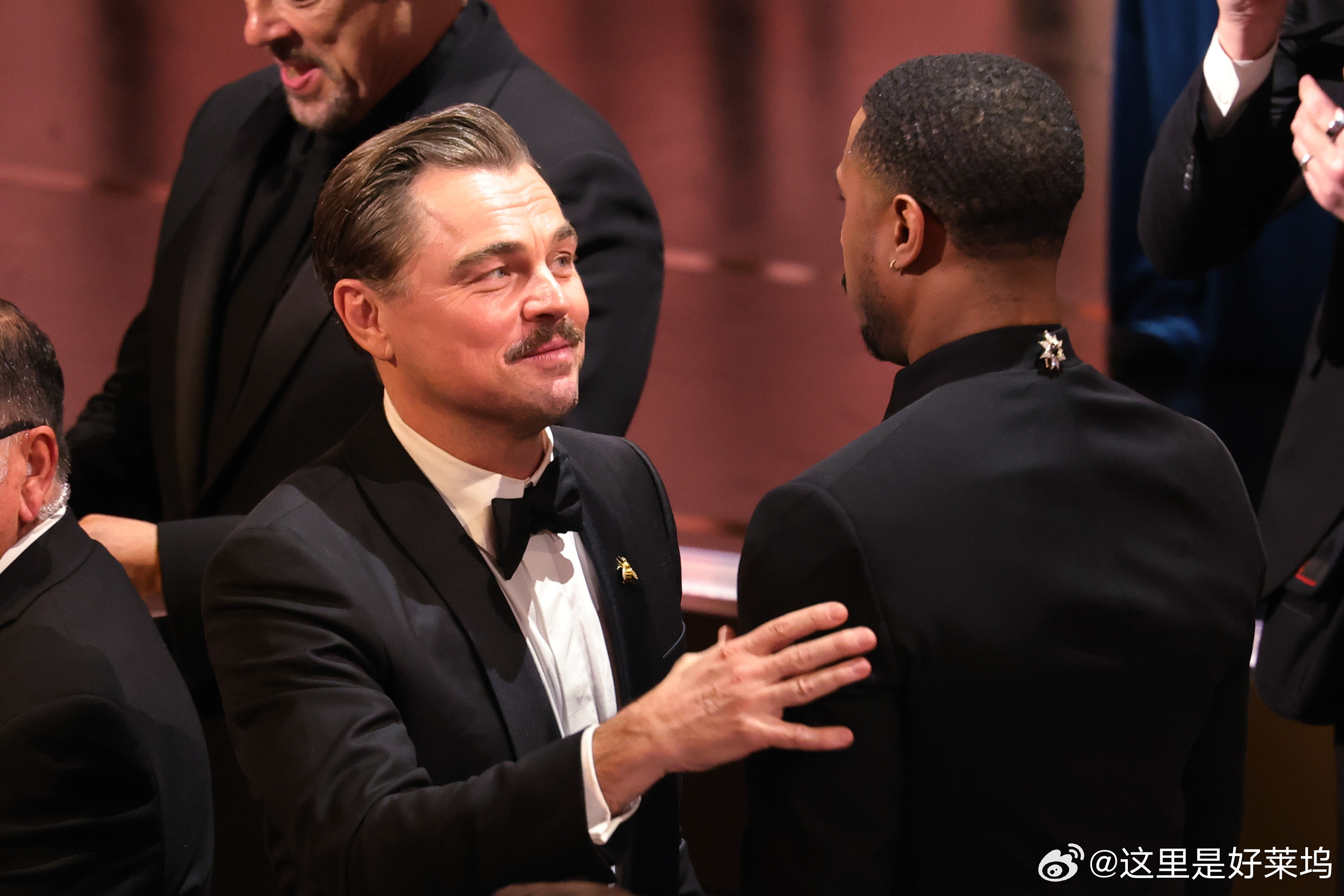 乔丹奥斯卡影帝小李子拥抱乔丹刚刚，“小李子”莱昂纳多·迪卡普里奥（Leonar