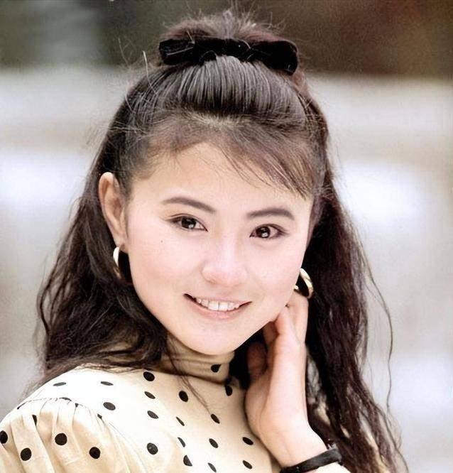 李赛凤趁丈夫出差，和干儿子发生了暧昧的关系。正当两人关系暧昧时，丈夫突然回来了，