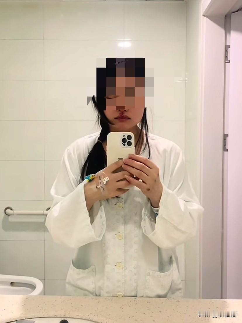 河南，女子骑着电动车出门上班，在她刚过红绿灯路口，一辆逆行的电动车毫无预兆的突然