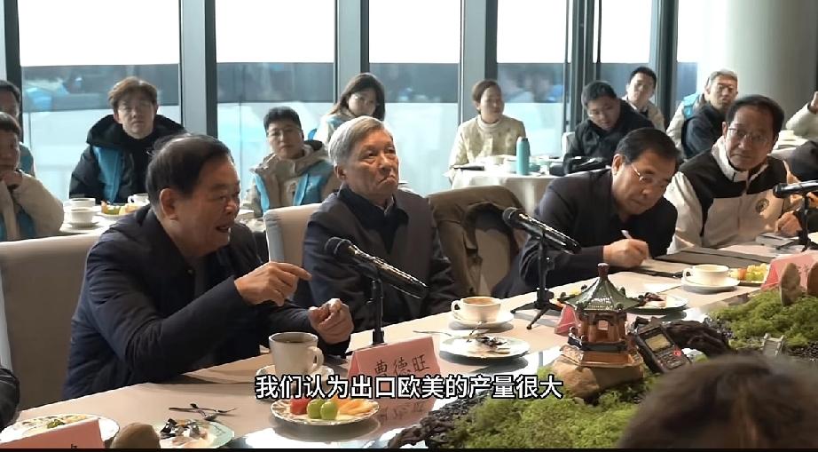 曹德旺好威武，与王树国在福耀科技大学同总裁班的学员开会，坐在人群中不喝咖啡，只喝