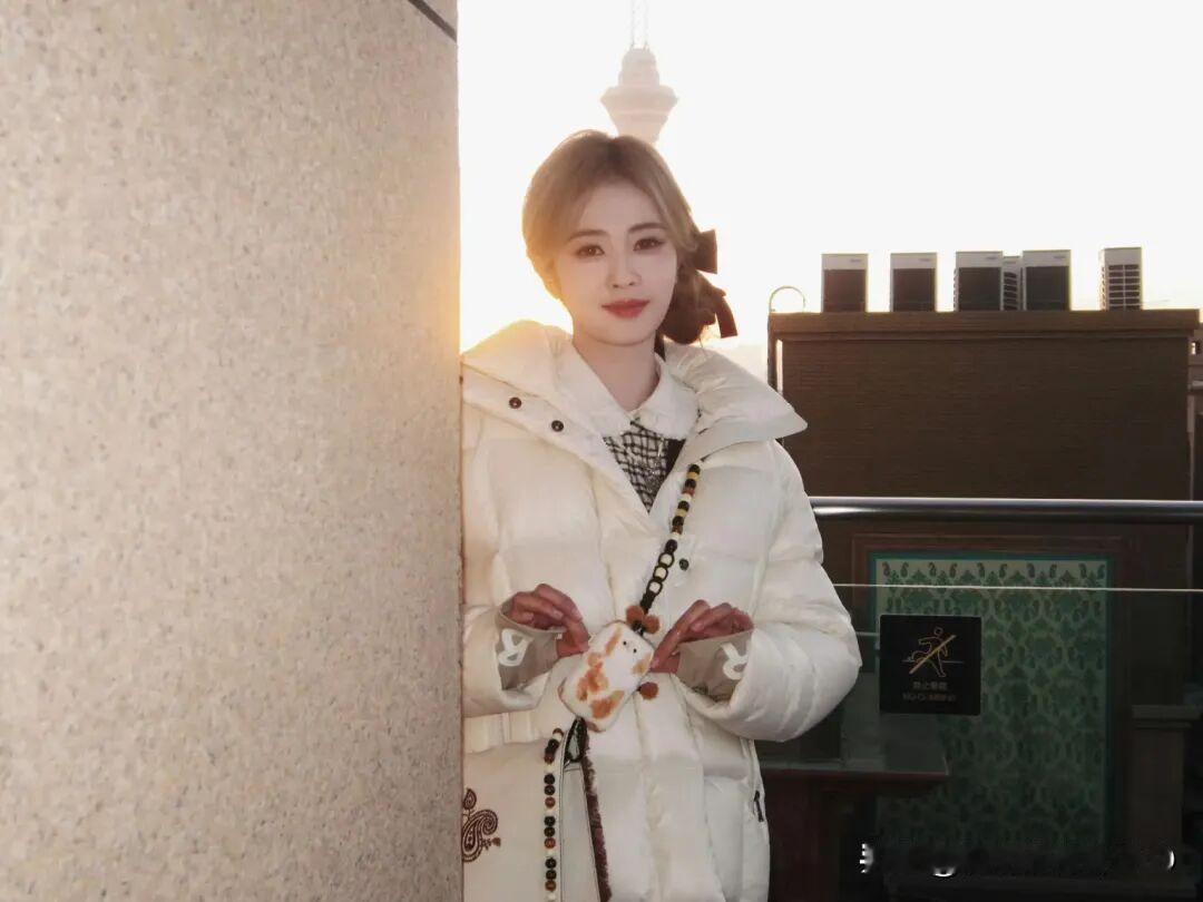 白鹿，奶白色羽绒服穿搭