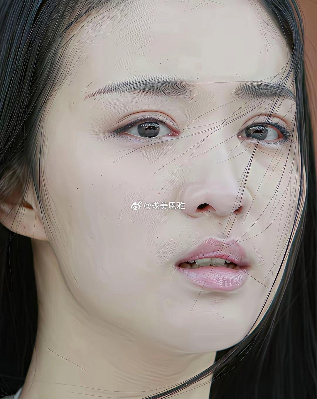 王楚然确实更适合浓妆一素颜，鼻子那块的缺陷就很明显了​​​