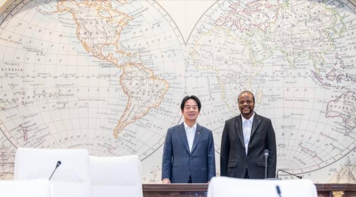 台湾的天彻底塌了6月11日，斯威士兰的总理戴罗素正式提议，要跟咱们中国大陆建