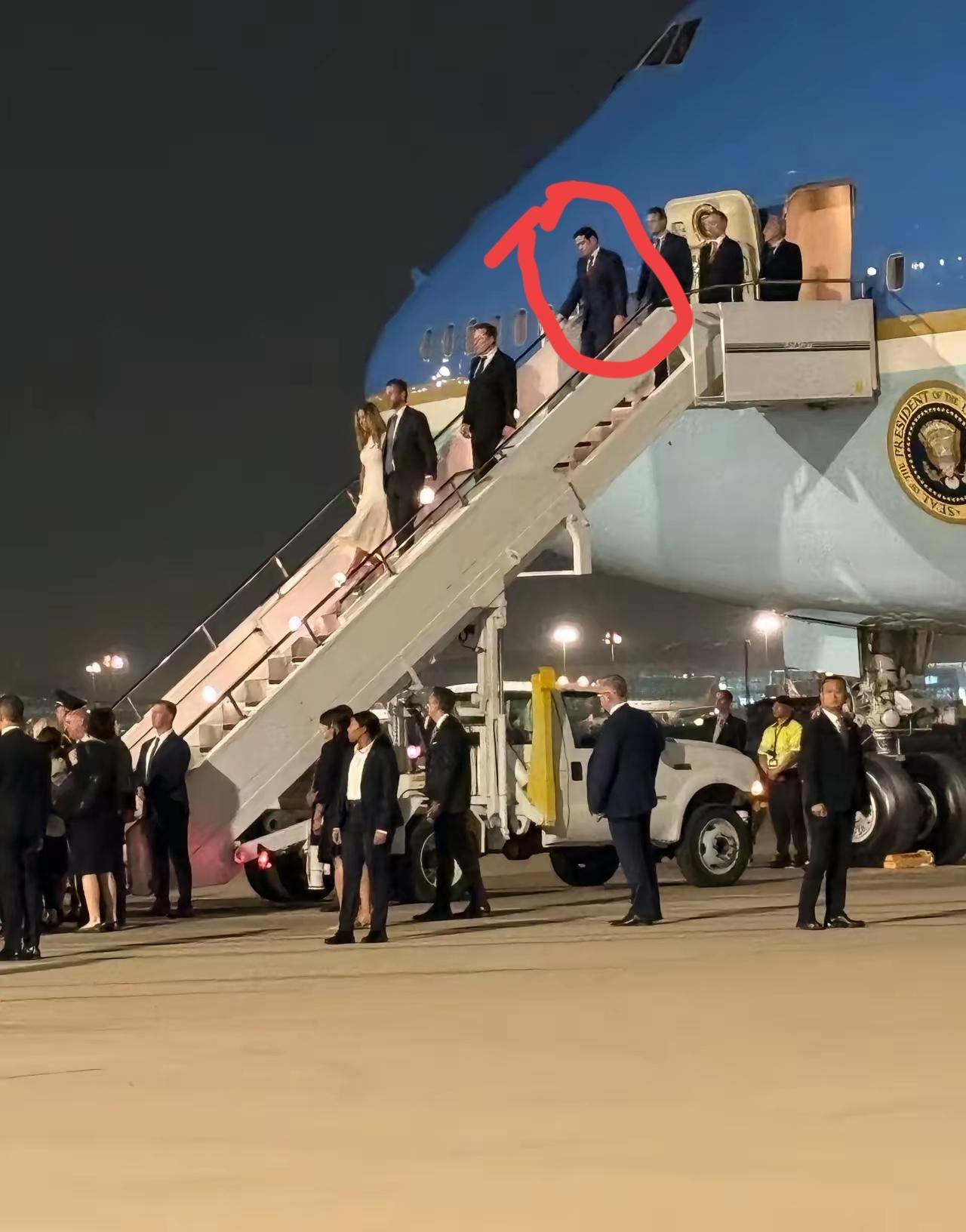 特朗普已经到达了北京，现在的时间是美国的早晨，不知道他们是直接开始工作，还是去宾