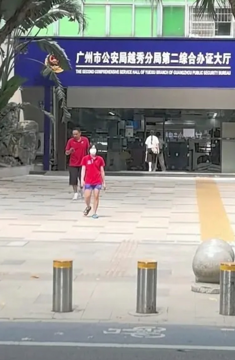 全红婵好随性啊，穿个拖鞋就能出门，关键拖鞋颜色还不一样，奥运冠军果然就是不