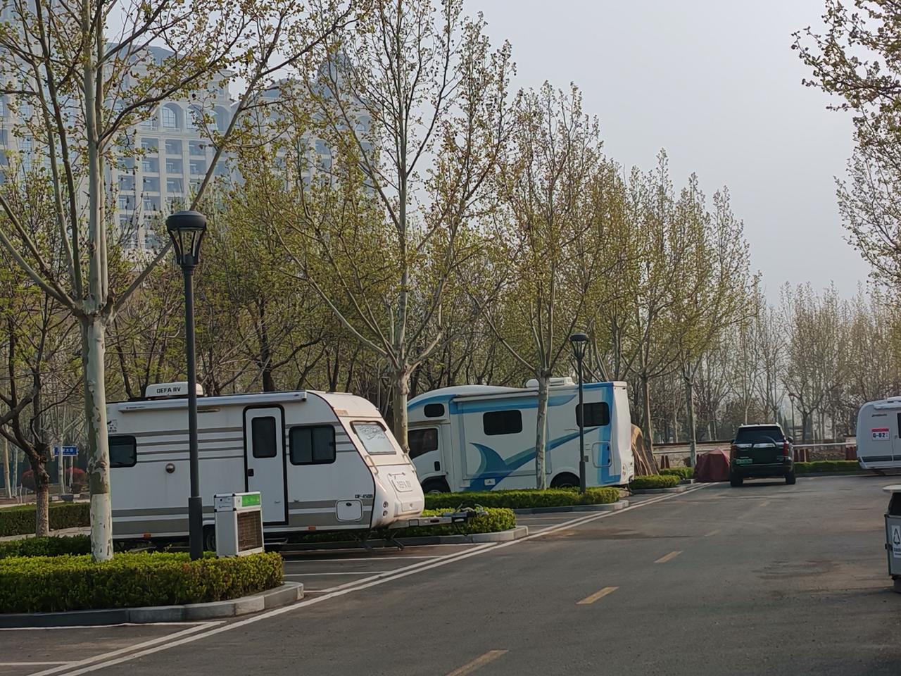 东营悦来湖公园，是露营的圣地，很多外地旅友开来房车，扎好帐篷，公园繁花似锦，绿径