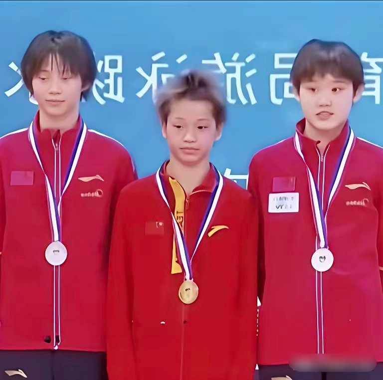 年轻时的陈芋汐、全红婵、张家齐，相隔多年今昔对比。场上互相竞争全力以赴，场下彼