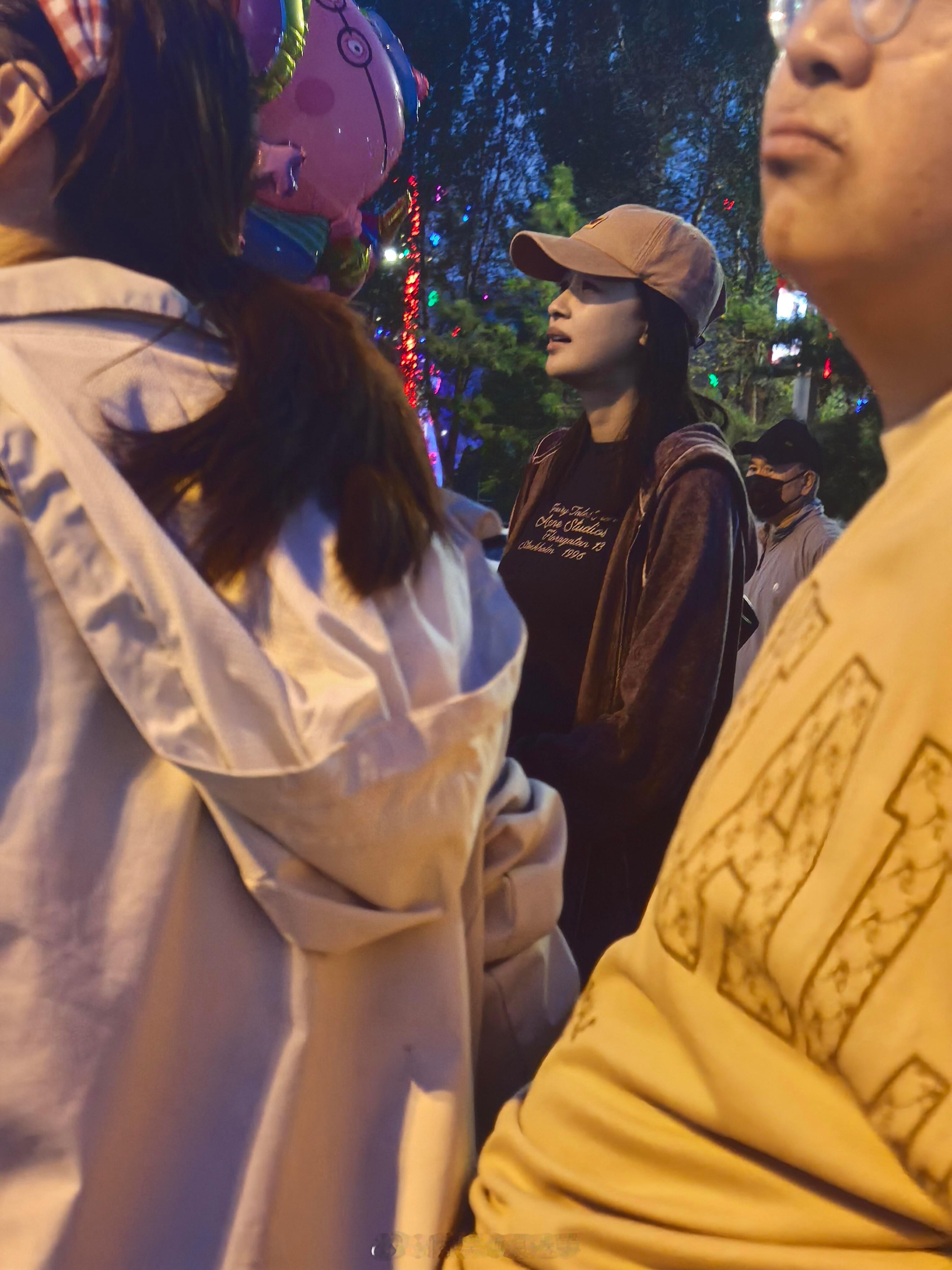 孙怡国庆带女儿回老家孙怡带女儿回老家孙怡国庆带女儿回老家，很漂亮​​​