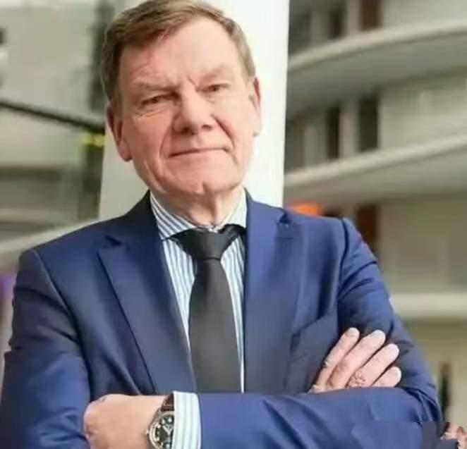 我认识个在德国车企上班的朋友。他说他们CEO最近悄悄去了中国。见合作伙伴的时候，