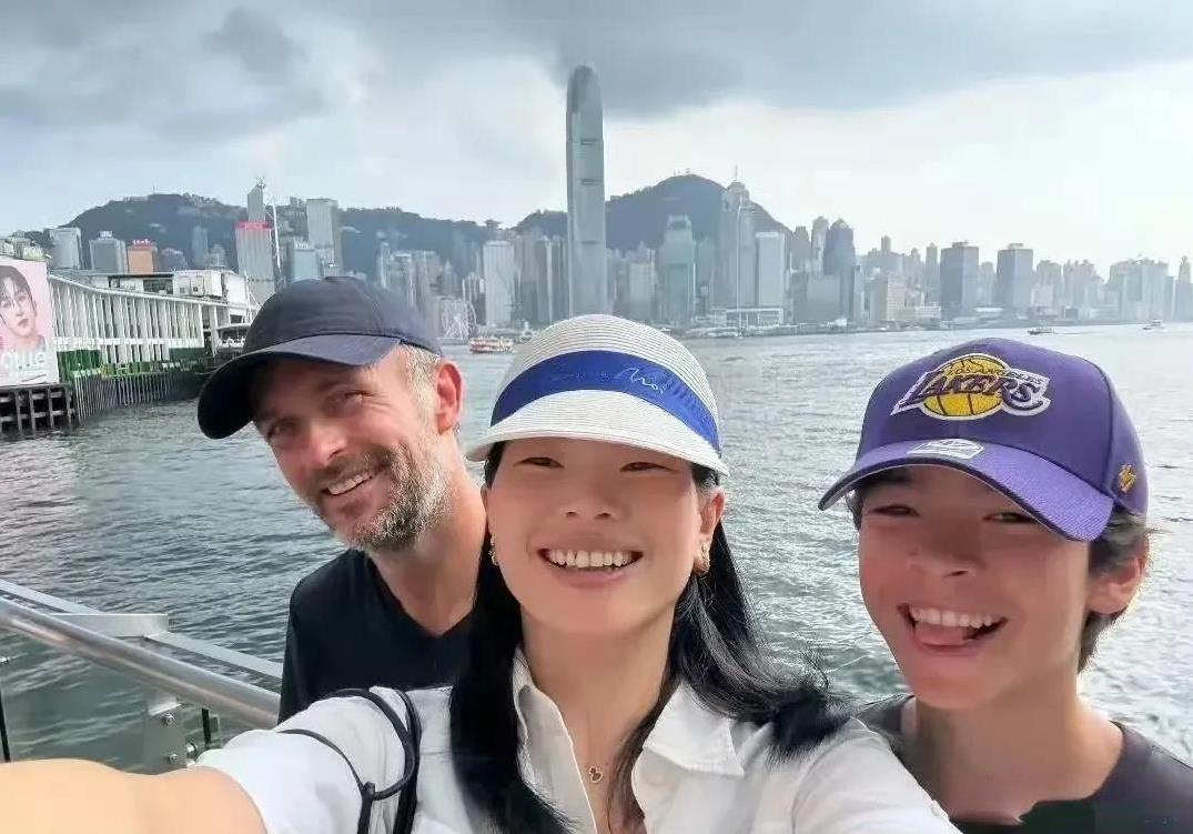 吕燕带着老公孩子出去旅行啦！一家三口同框，画面看着就特温馨。尤其她那13岁的儿