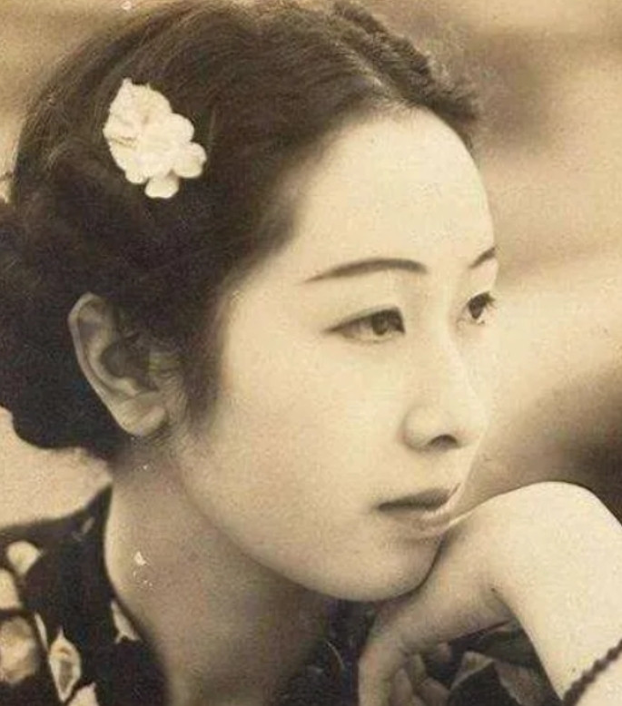 民国初年，李烈钧看上了好兄弟龚永的夫人华世琦。一天，李烈钧给了龚夫人2万大洋，说