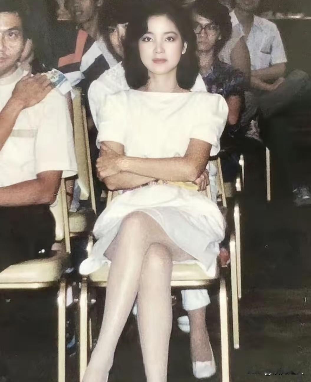 这张老照片里的邓丽君，真的美到心坎里！说句实话，她比林青霞、关之琳还要戳我