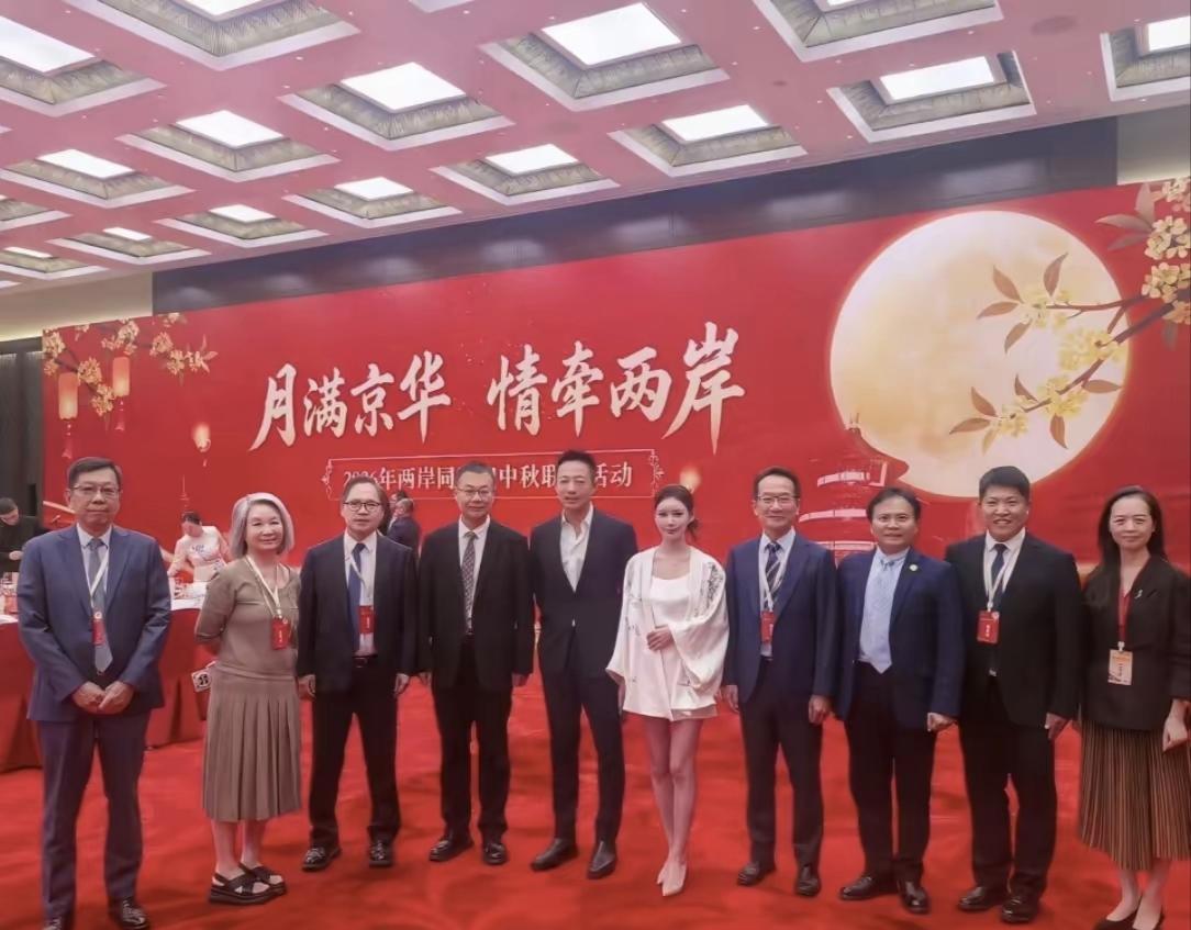 全场的人都穿着正装，唯有马筱梅光着腿子，说她不会着装打扮，什么场合穿什么衣服，她
