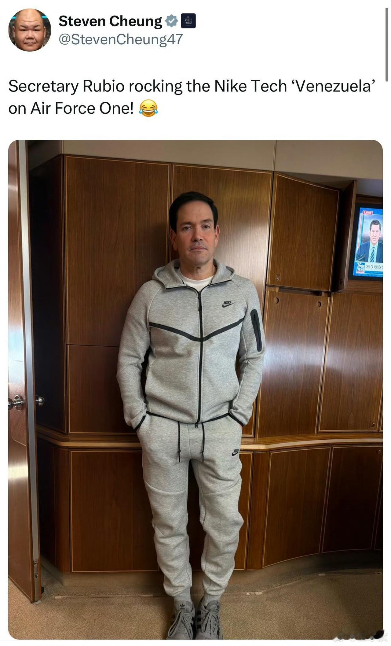 随特朗普空军一号上的鲁比奥[笑着哭]附部分随行人员名单👇对鲁比奥不是还有个制