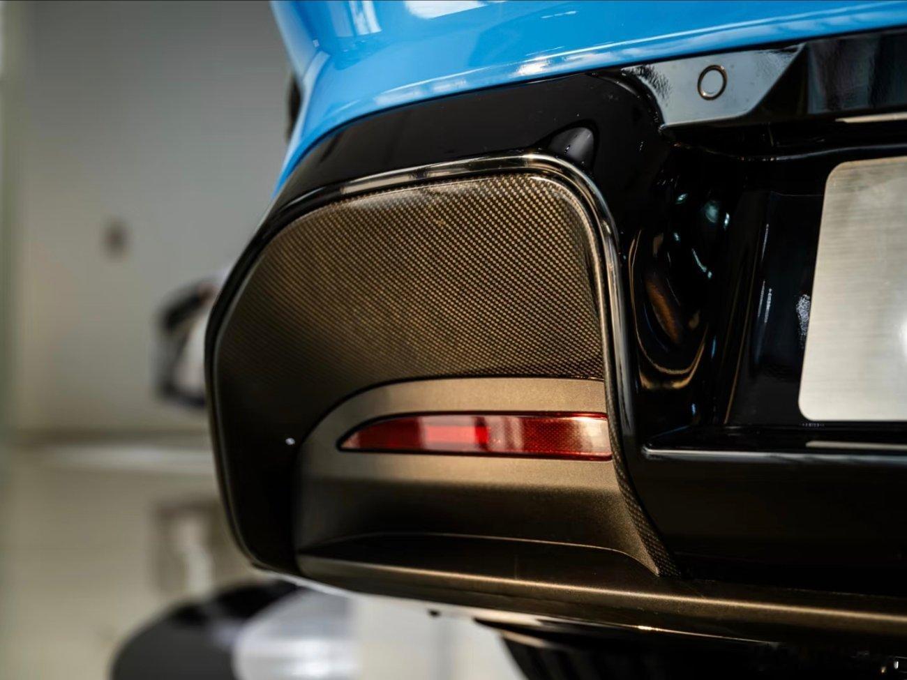 新小米su7高清图片，p5是窗外拍的内饰图，目前不能进去观看。我其实对这个蓝色不