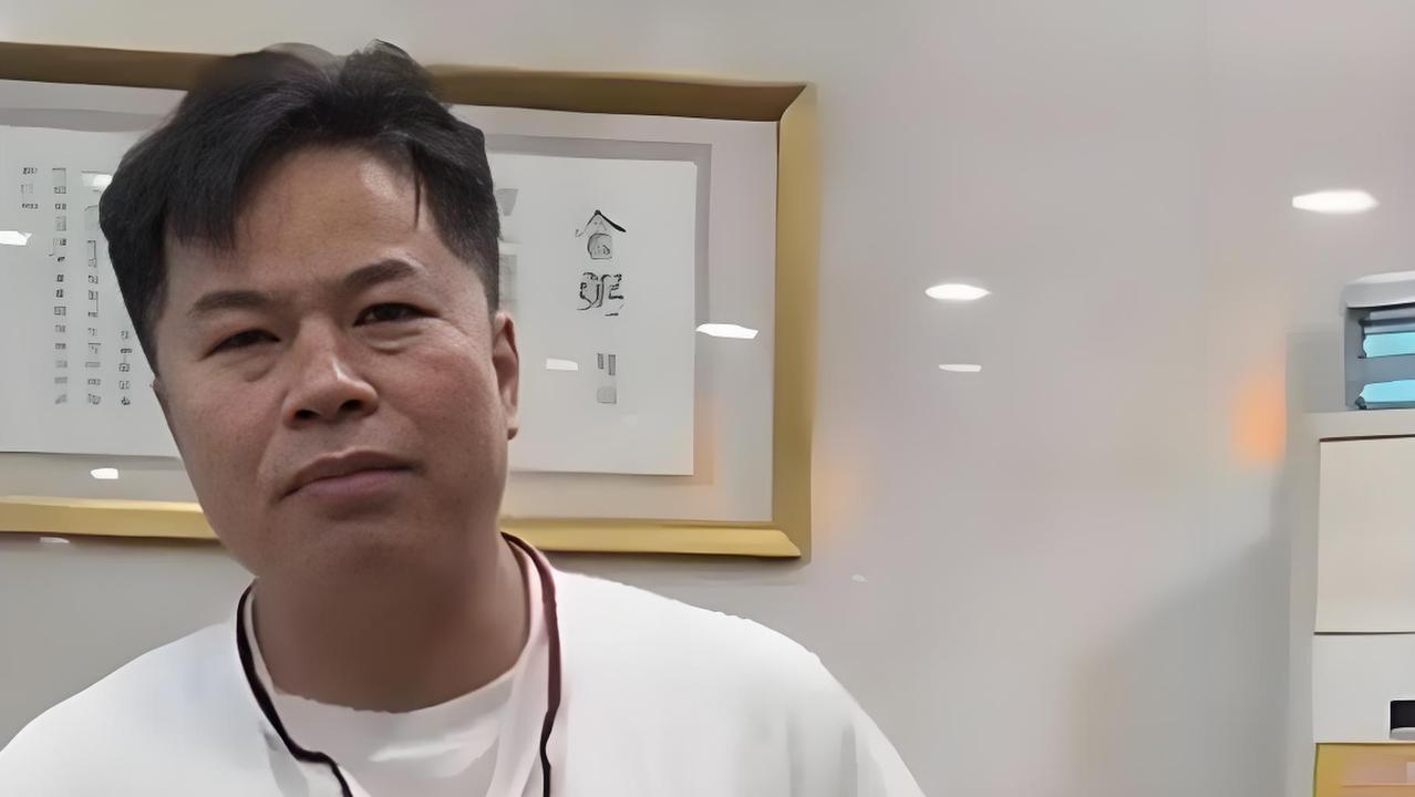 近日，广东佛山禅城一家餐饮店的暖心故事引发广泛关注。店主吴先生发现，一位五年间累