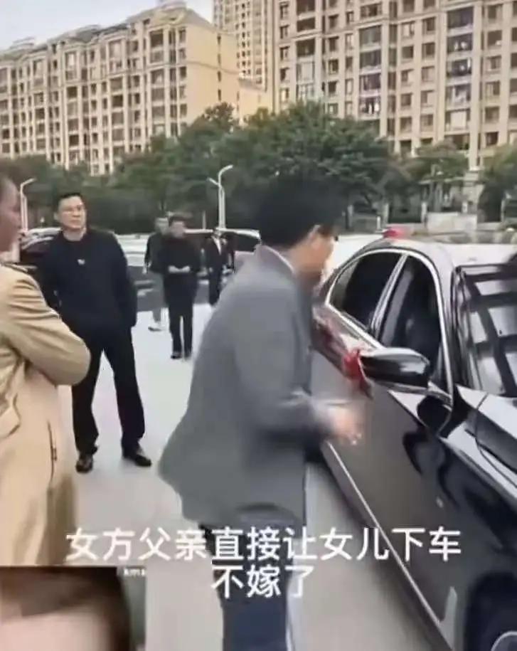 “这个父亲是人间清醒！”一女子订婚时，说好的20万彩礼和4金，可在完婚当天，婆家