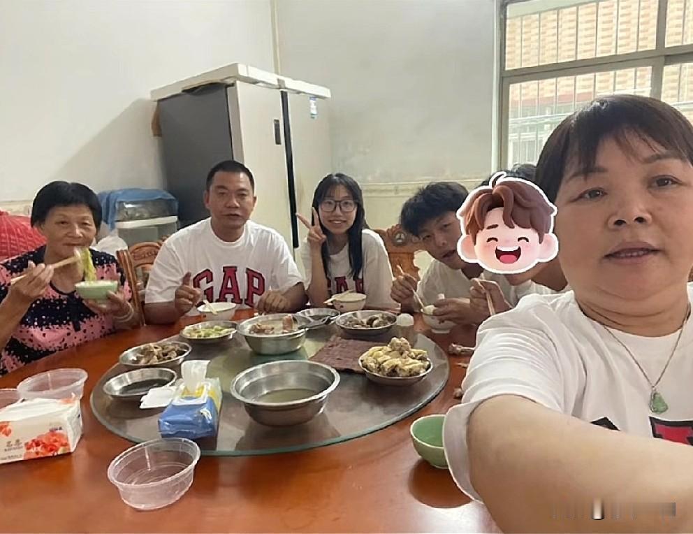 现在叶锐聪一家人已经在去四川的路上。早上天还未亮，一家人就准备好了东西，塞满了后