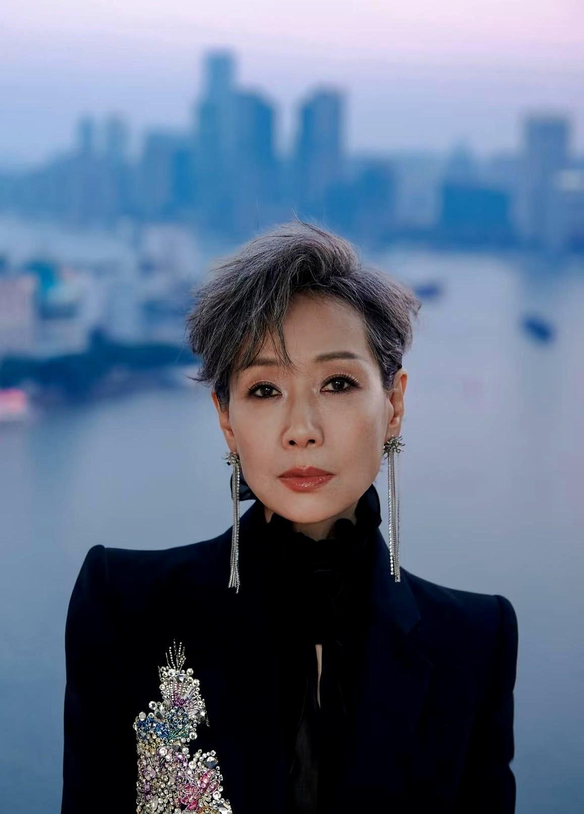 叶童现在最后悔的，不是在节目说大实话，是不该提退出演唱会那事儿——五月吵过的旧账