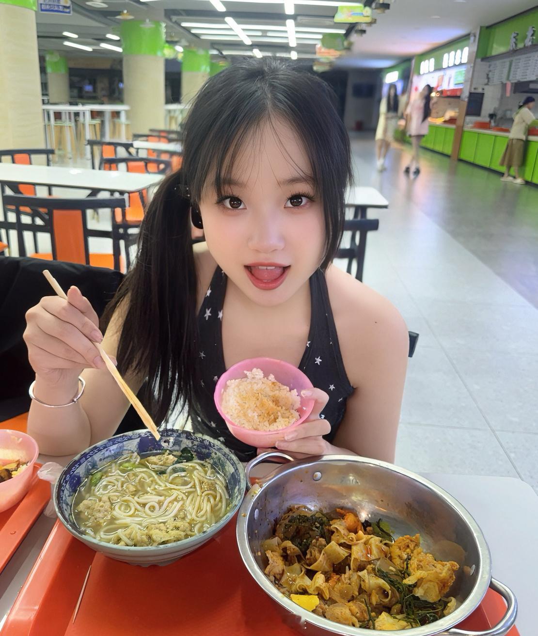 假装女大在食堂吃饭