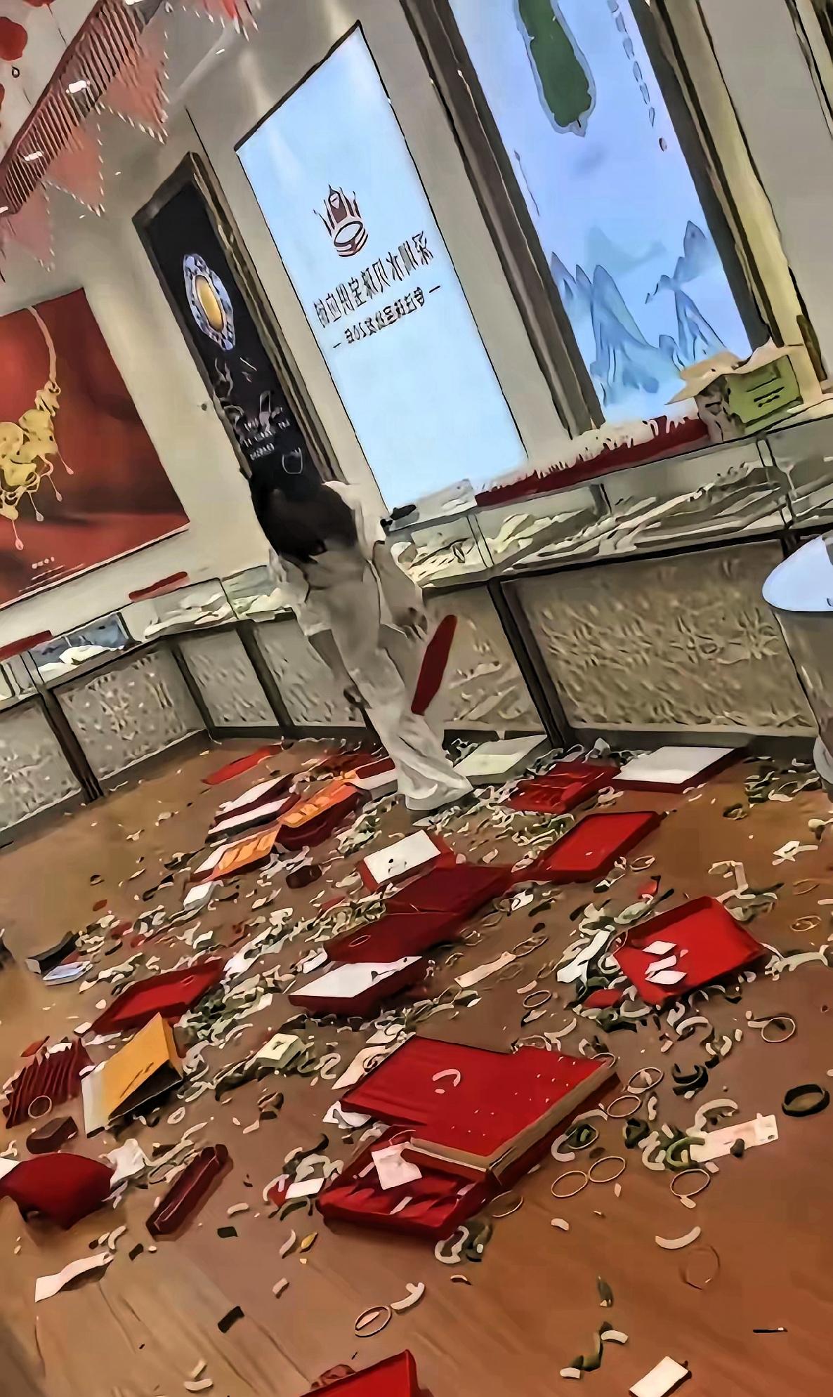 深圳水贝这出“玉碎大戏”可太魔幻了！有人一怒之下砸了满店玉器手镯，老板看着满地