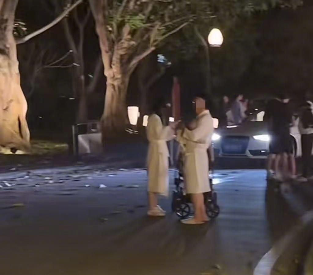 #西双版纳地震游客穿浴袍跑到马路上#【西双版纳震后“房客跑出”画面曝光！酒店回应