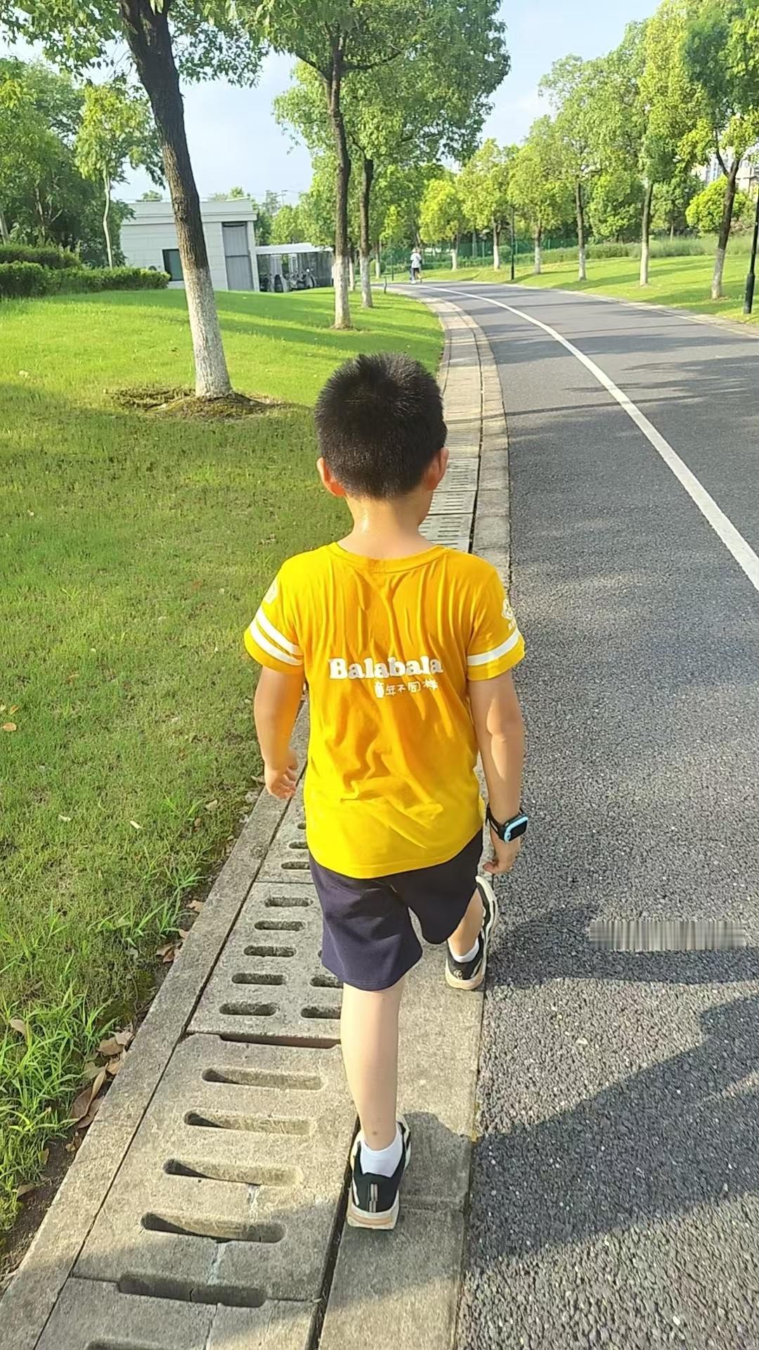 儿子们早上都去跑步了！但我没勇气出门，好热啊！