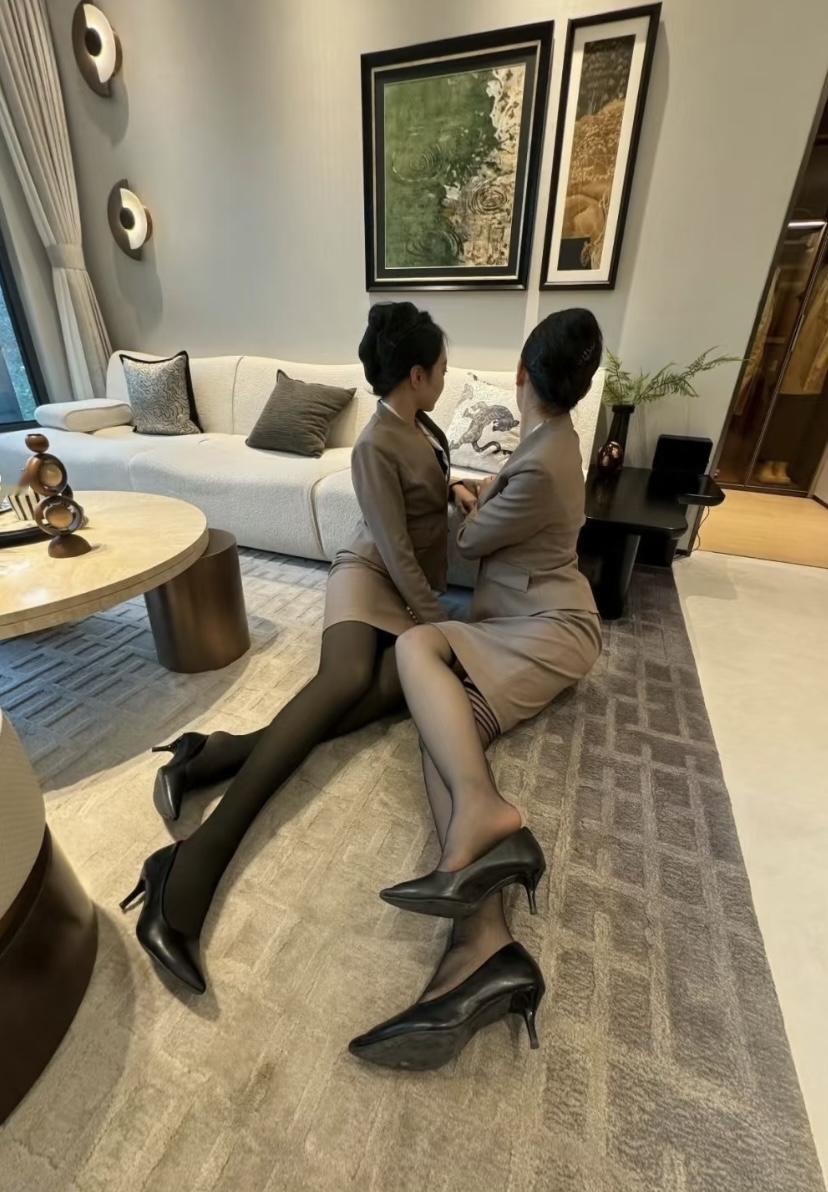 客户：大哥，我家里人可喜欢这套房子了，您这最低能卖多少钱呀？房主：155万…