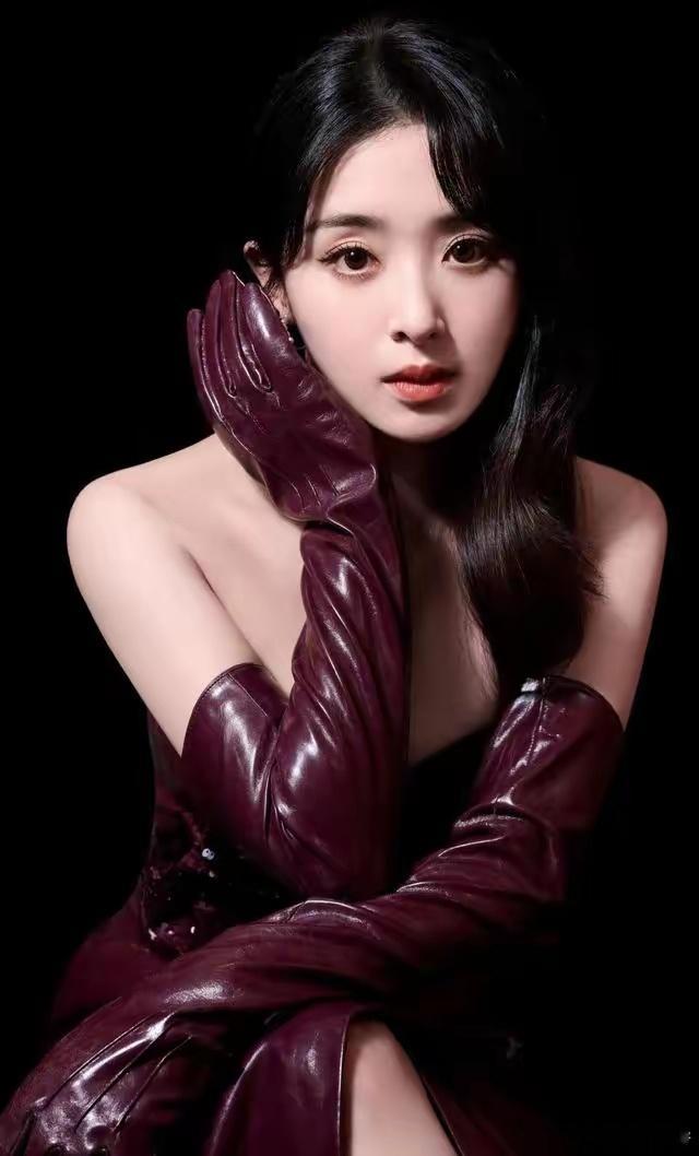 张含韵唯美写真，一袭酒红色皮裙，优雅迷人​​​