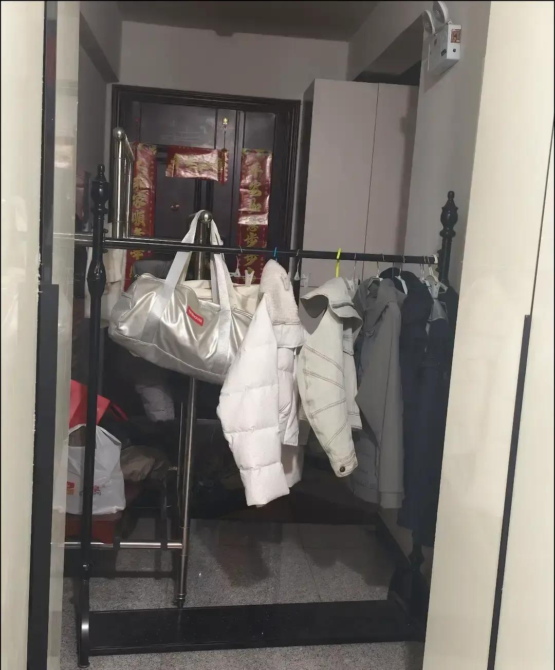 刷到个视频，一梯一户的业主回家得侧着身子挤过堆满鞋柜纸箱的过道，电梯门差点被杂物