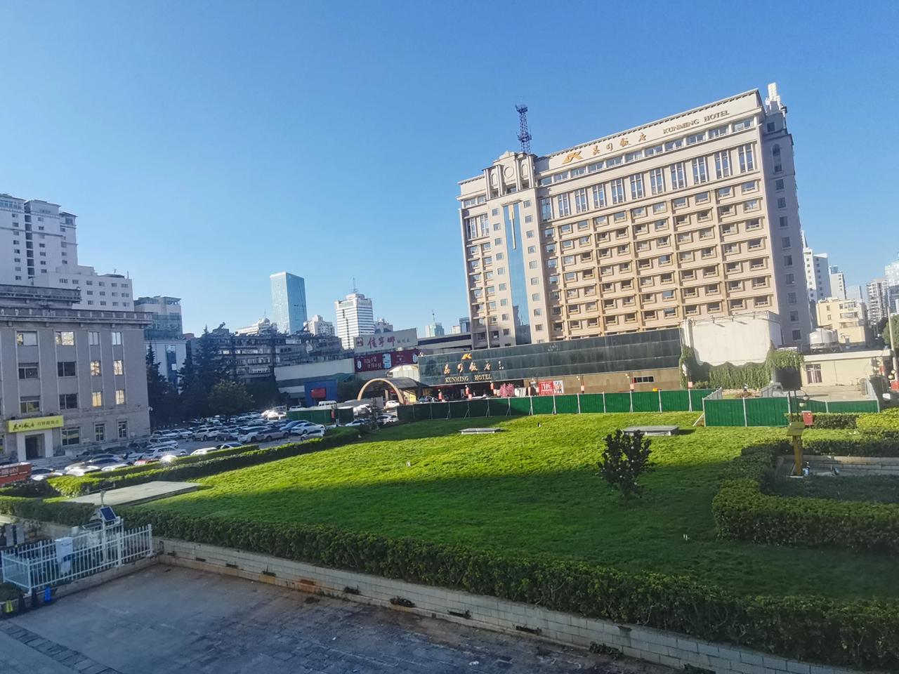 昆明饭店位于昆明市东风路与白塔路交叉口，酒店名由1961年入住酒店的郭沫若先生所