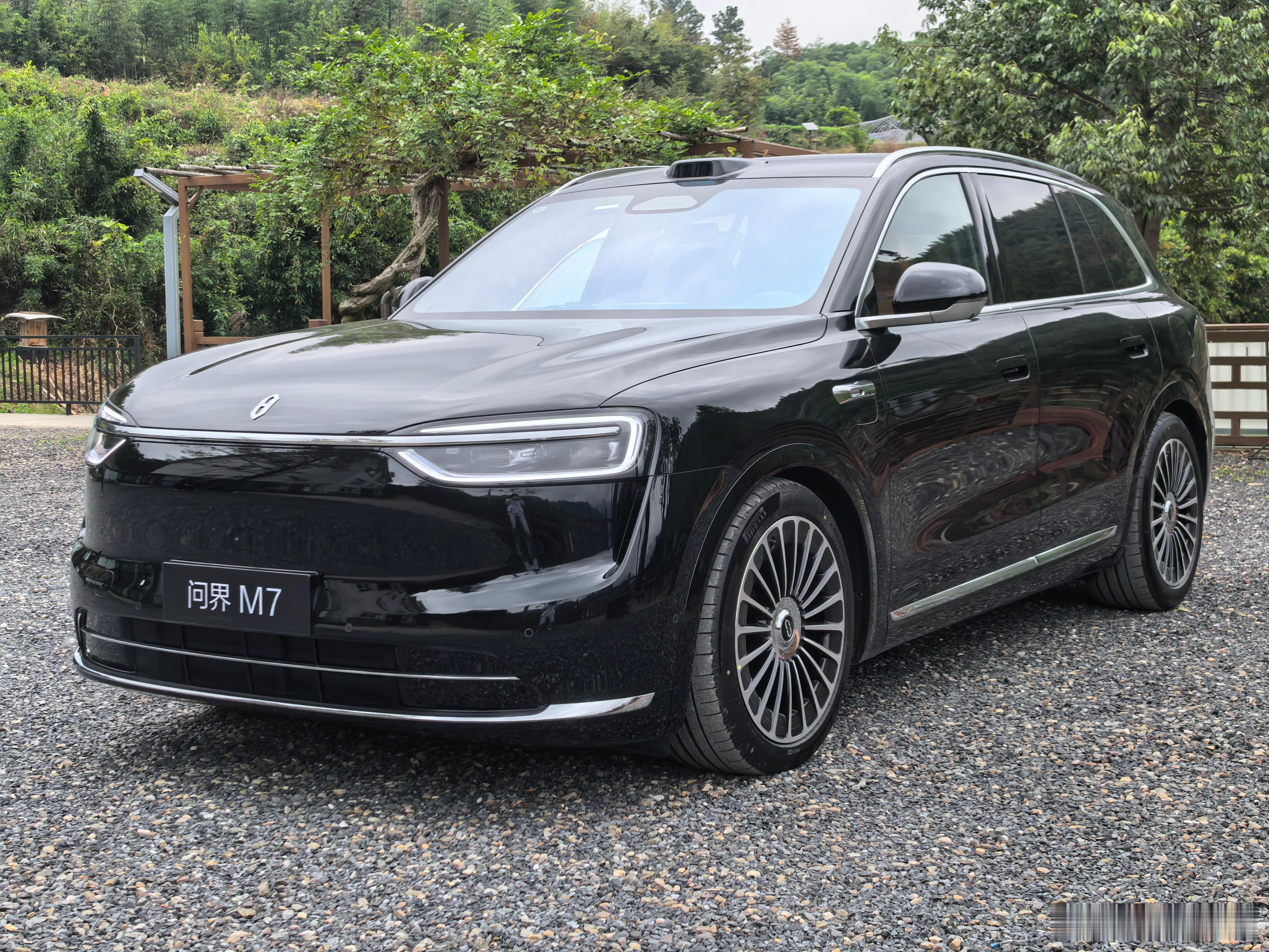 团建一起吃的第二餐，这次找的饭店真的在深山老林里，开着全新问界m7往山顶跑坡，