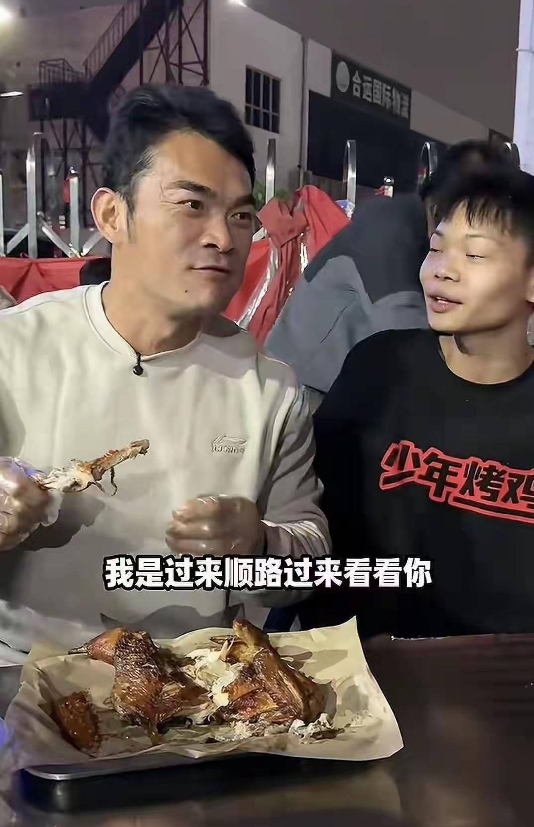 李维刚怎么也想不到，被他带火的烤鸡小陈，人设已经崩塌，遭到了互联网的反噬。当