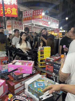 这几个老外正在把玩咱们中国生产制造的仿真玩具枪。他们说:这些玩具枪做的和真枪确